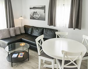 Stijlvolle eetruimte in chalet Quinn, Formerum, Terschelling met ruimte voor het gezin op de Waddeneilanden.