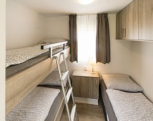 Slaapkamer met stapelbedden in chalet Quinn, Formerum, Terschelling voor een comfortabel verblijf op de Waddeneilanden.