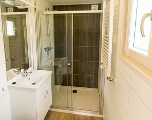 Moderne badkamer met douche in chalet Quinn, Formerum, Terschelling op de Waddeneilanden.