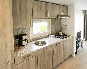 Volledig uitgeruste keuken in chalet Quinn, Formerum, Terschelling met uitzicht op de Waddeneilanden.