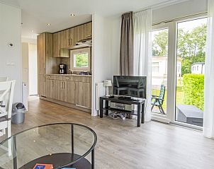 Ruime woonkamer in chalet Quinn, Formerum, Terschelling met toegang tot het terras op de Waddeneilanden.