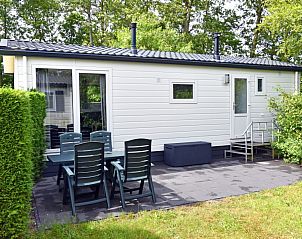 Terras van Chalet Karin in Formerum, Terschelling, met comfortabele zitplaatsen.