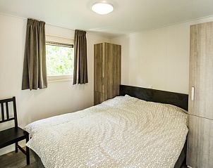 Ruime tweepersoonsslaapkamer in Chalet Karin, vakantiehuis op Terschelling.