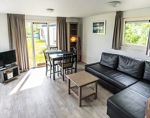 Lichte woonkamer in Chalet Karin, vakantieverblijf in Formerum, Terschelling.