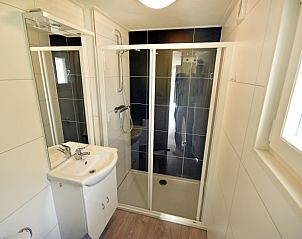 Moderne badkamer in Chalet Karin, vakantiehuis in Formerum, Terschelling.