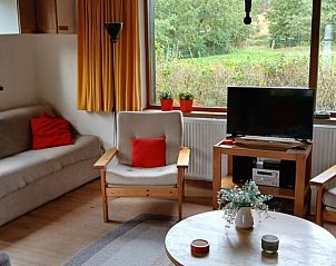 Gezellige woonkamer van De Trekvogels, vakantiehuis in Formerum, Terschelling met uitzicht op de tuin.