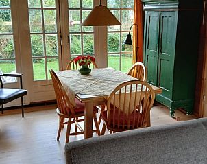 Eethoek in De Trekvogels, vakantiehuis in Formerum, Terschelling met houten interieur.