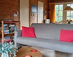 Gezellige zithoek in De Trekvogels, vakantiehuis in Formerum, Terschelling met warme sfeer.