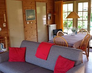 Lichte eetruimte in De Trekvogels, vakantiehuis in Formerum, Terschelling met tuinzicht.