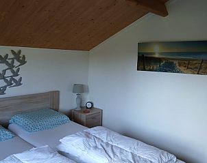 Lichte slaapkamer in De Trekvogels, vakantiehuis in Formerum, Terschelling met moderne inrichting.
