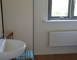 Frisse badkamer in De Trekvogels, vakantiehuis in Formerum, Terschelling met natuurlijke lichtinval.