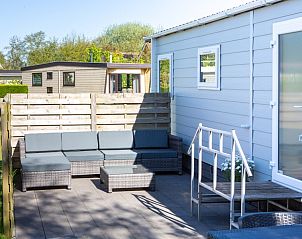 Terras van chalet Rhobin in Formerum, Terschelling met comfortabele zithoek.