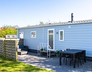 Buitenruimte van chalet Rhobin in Formerum, Terschelling met eettafel en zitgedeelte.