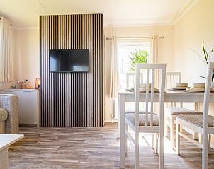 Binnenruimte van chalet Rhobin in Formerum, Terschelling met moderne eetkamer.