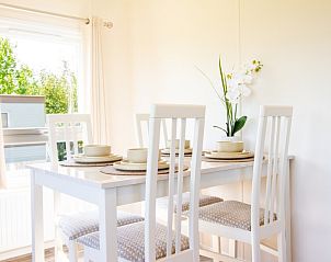 Eethoek in chalet Rhobin in Formerum, Terschelling met uitzicht op de tuin.