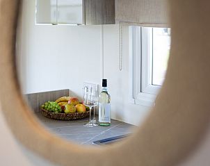 Stijlvolle keukenhoek met fruit en wijn in chalet Rhobin in Formerum, Terschelling.