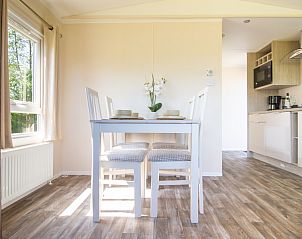 Eetkamer in chalet Rhobin in Formerum, Terschelling met veel natuurlijk licht.