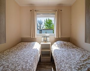 Slaapkamer met twee bedden in chalet Rhobin in Formerum, Terschelling.
