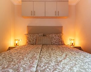 Gezellige slaapkamer met tweepersoonsbed in chalet Rhobin in Formerum, Terschelling.