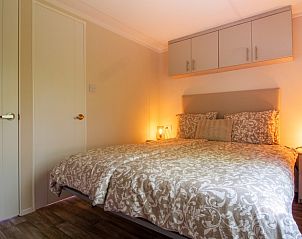 Ruime slaapkamer met tweepersoonsbed in chalet Rhobin in Formerum, Terschelling.