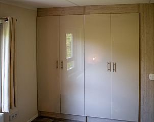 Moderne kledingkast in slaapkamer van chalet Rhobin in Formerum, Terschelling.