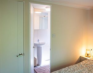 Slaapkamer met toegang tot badkamer in chalet Rhobin in Formerum, Terschelling.