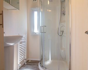 Stijlvolle badkamer met douche in chalet Rhobin in Formerum, Terschelling.