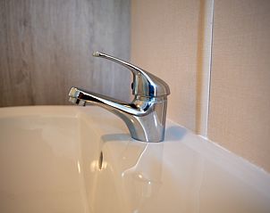 Moderne wastafel in badkamer van chalet Rhobin in Formerum, Terschelling.