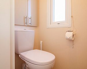 Toilet met raam in chalet Rhobin in Formerum, Terschelling.