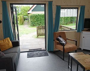 Gezellige woonkamer in Noorderlicht vakantiehuis, Formerum, Terschelling met uitzicht op tuin.