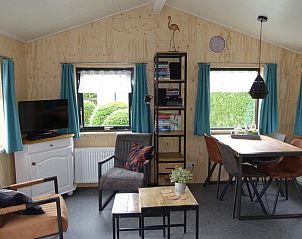 Eethoek in Noorderlicht vakantiehuis, Formerum, Terschelling met houten tafel en stoelen.
