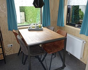 Moderne keuken in Noorderlicht vakantiehuis, Formerum, Terschelling met eettafel.