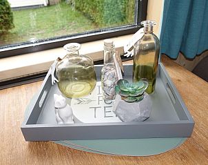 Decoratieve dienblad op tafel in Noorderlicht vakantiehuis, Formerum, Terschelling.