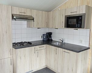 Keukenhoek in Noorderlicht vakantiehuis, Formerum, Terschelling met magnetron en koffiezetapparaat.