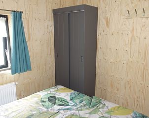 Kledingkast in slaapkamer van Noorderlicht vakantiehuis, Formerum, Terschelling.