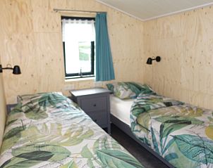 Tweede slaapkamer in Noorderlicht vakantiehuis, Formerum, Terschelling met twee eenpersoonsbedden.