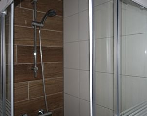 Douche in Noorderlicht vakantiehuis, Formerum, Terschelling met glazen deur.