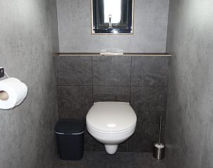 Netjes toilet in Noorderlicht vakantiehuis, Formerum, Terschelling met modern design.