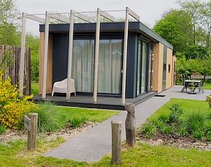 Gezellig terras bij ZONICE vakantiehuis in Formerum, Terschelling omringd door natuur.