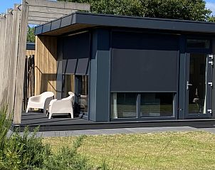 ZONICE chalet met comfortabele stoelen op de veranda in Formerum, Terschelling.