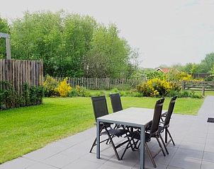 Ruim terras met eettafel bij ZONICE vakantiehuis in Formerum, Terschelling voor buitenmaaltijden.