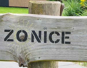 Houten bord met ZONICE bij de ingang van het chalet in Formerum, Terschelling.