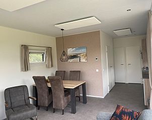 Eetruimte in ZONICE vakantiehuis, Formerum, Terschelling met moderne inrichting.