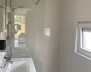 Moderne badkamer met douche in ZONICE vakantiehuis, Formerum, Terschelling.