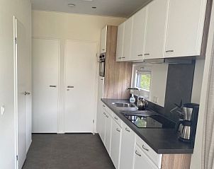 Volledig uitgeruste keuken in ZONICE vakantiehuis, Formerum, Terschelling voor zelfvoorzienend verblijf.