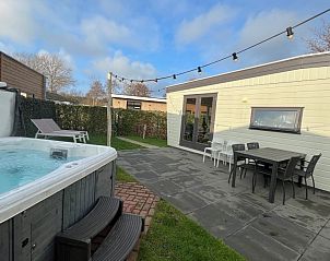 Ruim terras met jacuzzi bij Huisje Bloesem, een vakantiehuis in Formerum, Terschelling, Waddeneilanden.