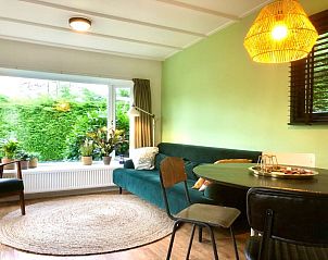 Lichte woonkamer met groene accenten in Huisje Bloesem, vakantiehuis in Formerum, Terschelling, Waddeneilanden.