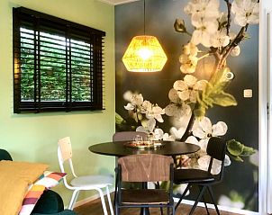 Eettafel met bloesembehang in Huisje Bloesem, een chalet in Formerum, Terschelling, Waddeneilanden.