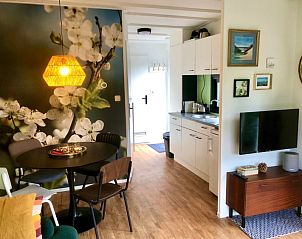 Open keuken en eetruimte in Huisje Bloesem, vakantiehuis in Formerum, Terschelling, Waddeneilanden.