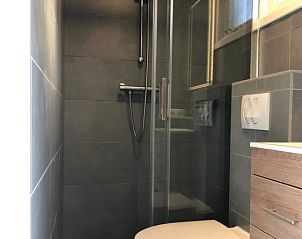 Moderne badkamer met douche in Huisje Bloesem, vakantiehuis in Formerum, Terschelling, Waddeneilanden.